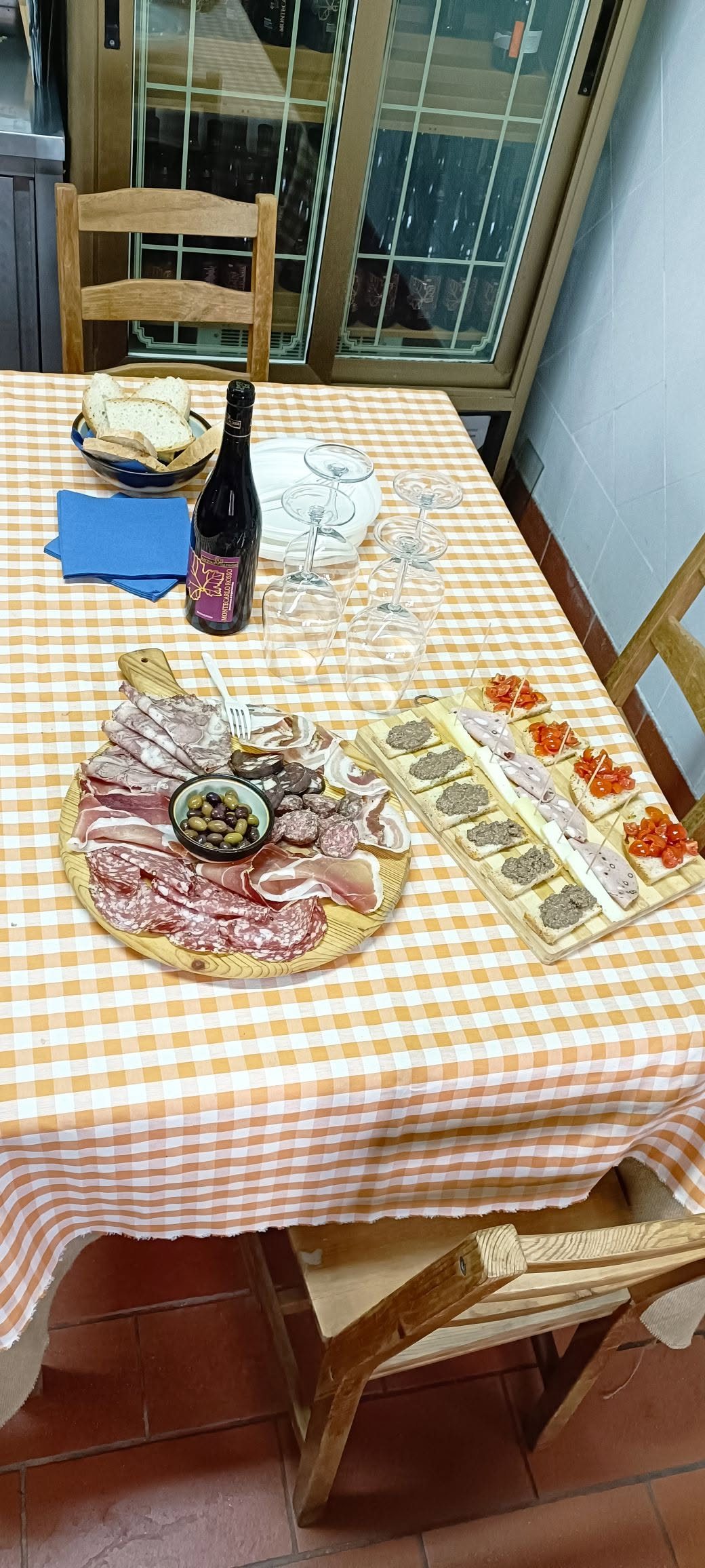 Saletta preparata per la degustazione alla Fattoria Valdrighi