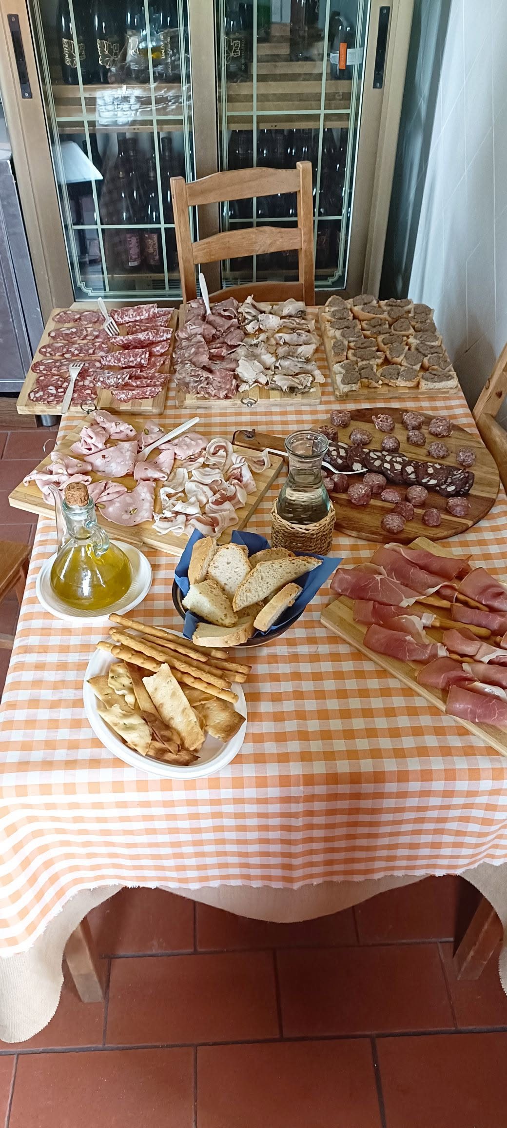 Taglieri con prodotti del territorio per la degustazione